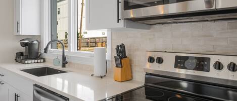 Réfrigérateur, micro-ondes, four, plaque de cuisson