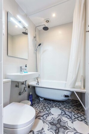 Douche, sèche-cheveux, serviettes fournies