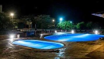 Kolam renang outdoor, dengan cabana gratis dan payung kolam renang