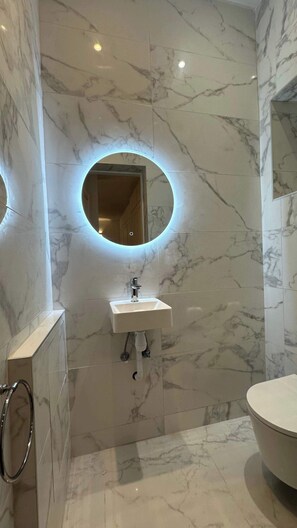 Dusche, Haartrockner, Handtücher, Shampoo