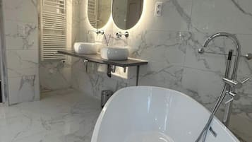 Douche, sèche-cheveux, serviettes fournies