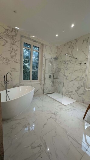 Dusche, Haartrockner, Handtücher, Shampoo