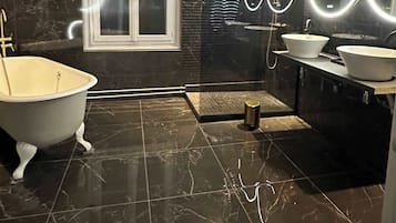 Douche, sèche-cheveux, serviettes fournies
