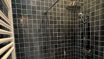 Douche, sèche-cheveux, serviettes fournies