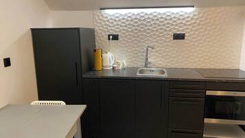 Coffee/tea maker, fridge, microwave, oven