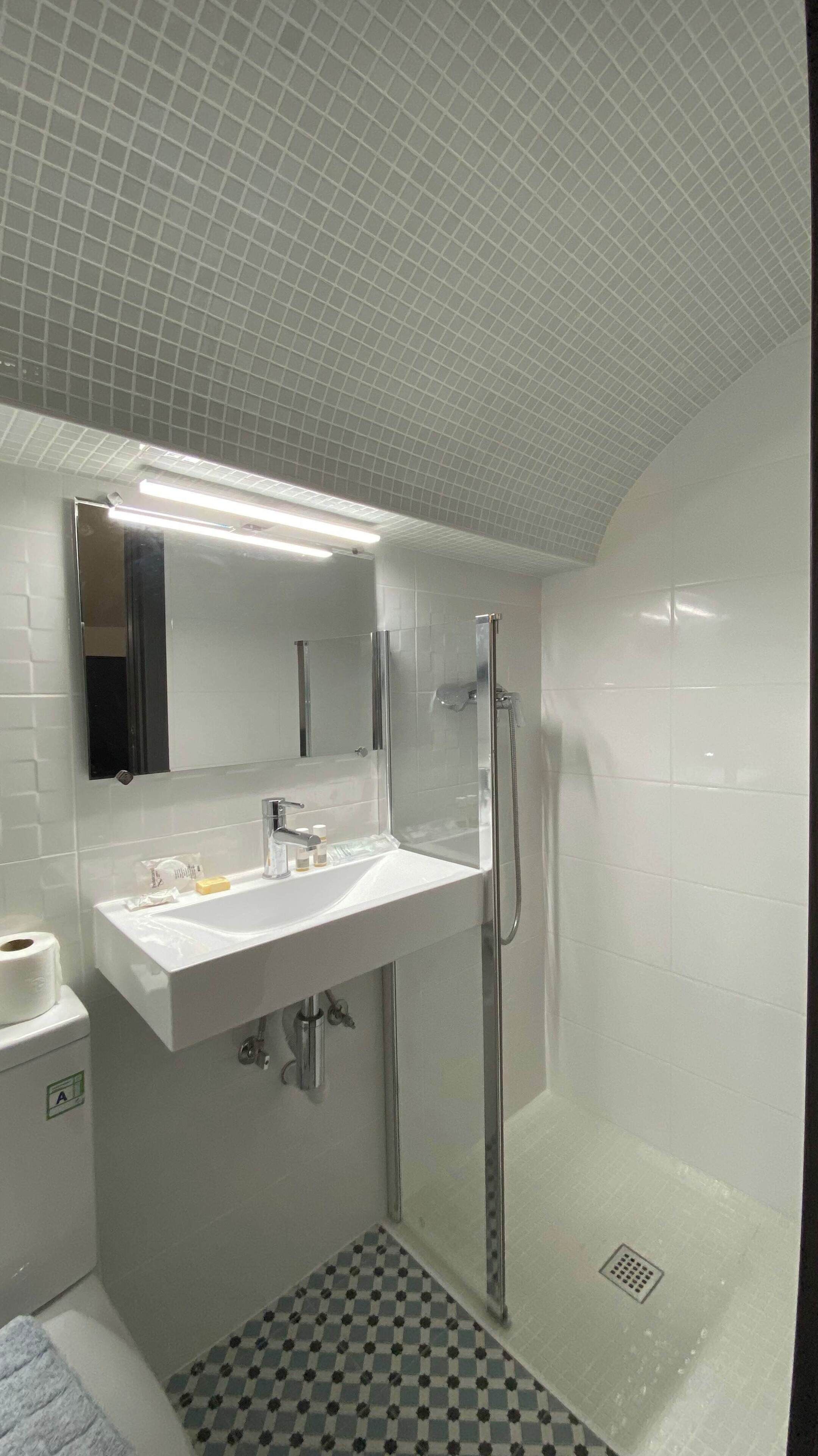 Shower, hair dryer, towels, shampoo