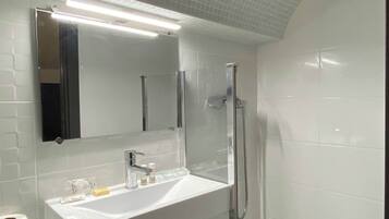 Shower, hair dryer, towels, shampoo