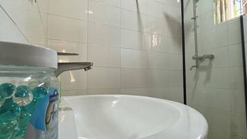 Deluxe Room, Balcony, City View | Bathroom | Free toiletries, towels, soap, shampoo