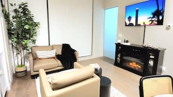 Smart TV, fireplace