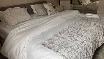 Apartment | 2 bedrooms, iron/ironing board, free WiFi, bed sheets