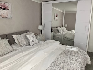 Apartment | 2 bedrooms, iron/ironing board, free WiFi, bed sheets - Golf Paradise,restaurants,bars,beach ,shops,walks (Southport)