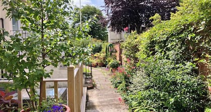 2 Bedroom Beachside House Sleeps 4 - Private Patio