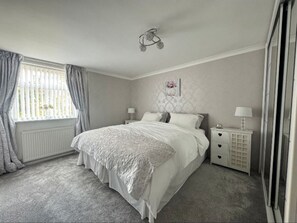 2 bedrooms, iron/ironing board, free WiFi, bed sheets - Beach House Apartments ,sleeps 4 With Patio (Southport)