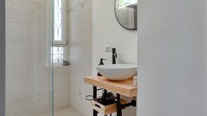 Bruser, hårtørrer, bidet, håndklæder