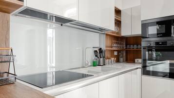 KĂŒhlschrank, Mikrowelle, Ofen, Herdplatte