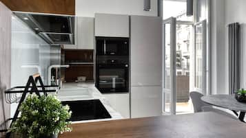 KĂŒhlschrank, Mikrowelle, Ofen, Herdplatte