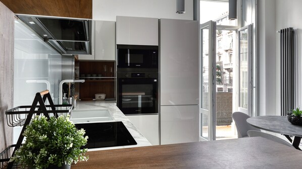 Fridge, microwave, oven, stovetop - Farini 74 Design Apartment – Metro M3, WiFi, AC (Milan)