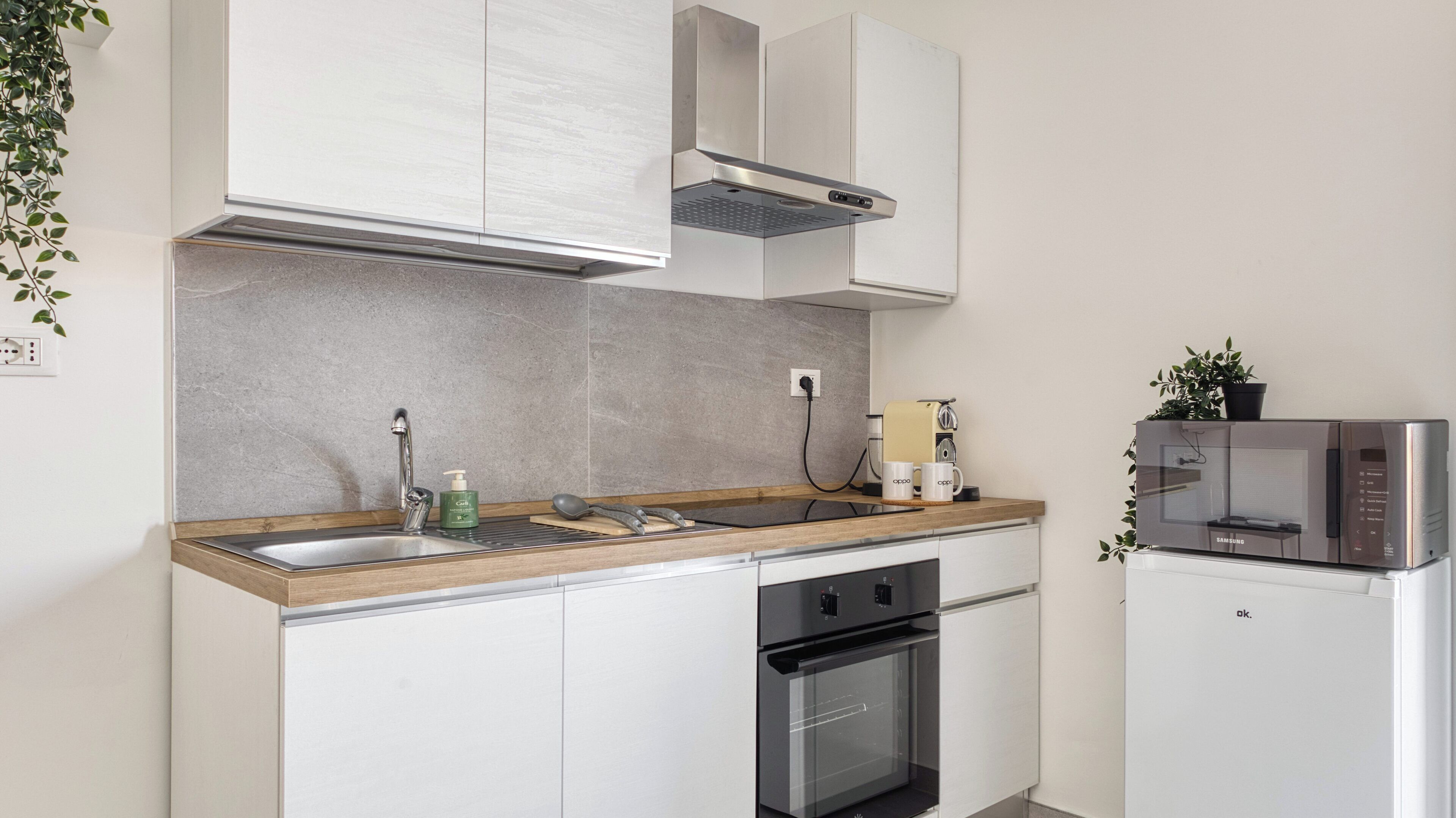 Frigorifero, microonde, forno, piano cottura