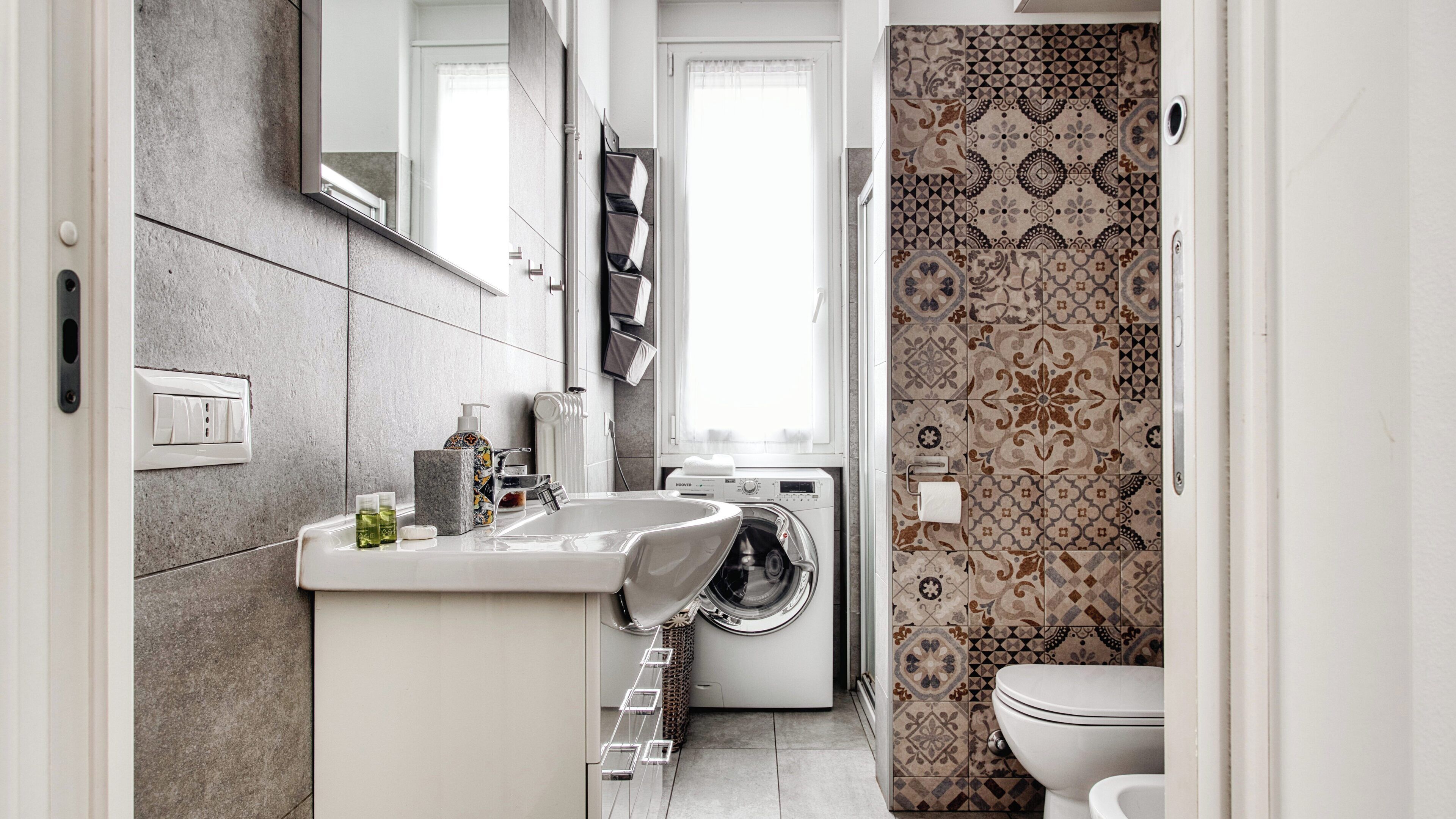 Een douche, een haardroger, een bidet, handdoeken