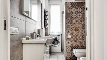 Een douche, een haardroger, een bidet, handdoeken