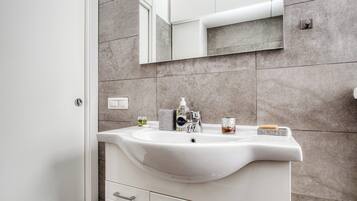Een douche, een haardroger, een bidet, handdoeken