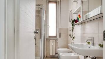 Doccia, asciugacapelli, bidet, asciugamani