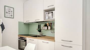 KĂŒhlschrank, Mikrowelle, Ofen, Herdplatte