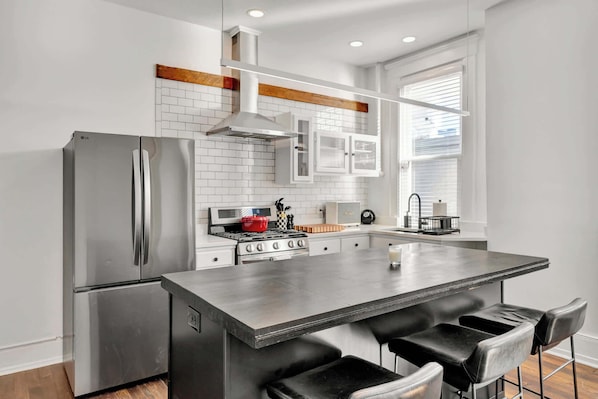 Refrigerador, microondas, horno, placa de cocina