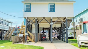 A two-story house with a covered porch and a garage. - Second Wind Bay House - Fish, Float, Fun! (Freeport)