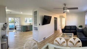 Een smart-tv en een kantoor