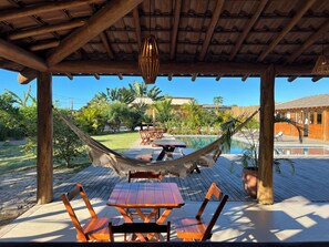 Ferienhaus, Poolblick | Wohnbereich