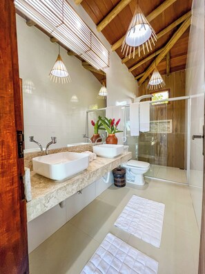 House, Pool View | Bathroom | Shower, towels, soap, toilet paper - Pousada Refúgio Verde Trancoso (Porto Seguro)