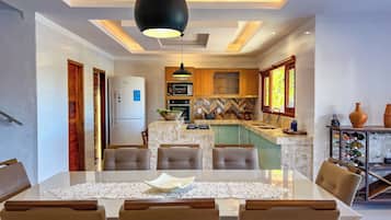 Maison, vue piscine | Restauration dans la chambre