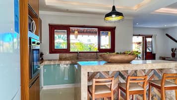 Maison, vue piscine | Cuisine privée