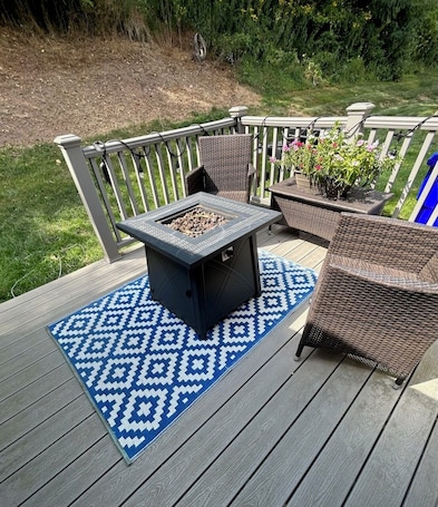 Terrace/patio. Pet-friendly home next to Oakmont & Veltre's + a few miles to Pittsburgh events!