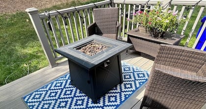 Pet-friendly home next to Oakmont & Veltre's + a few miles to Pittsburgh events!