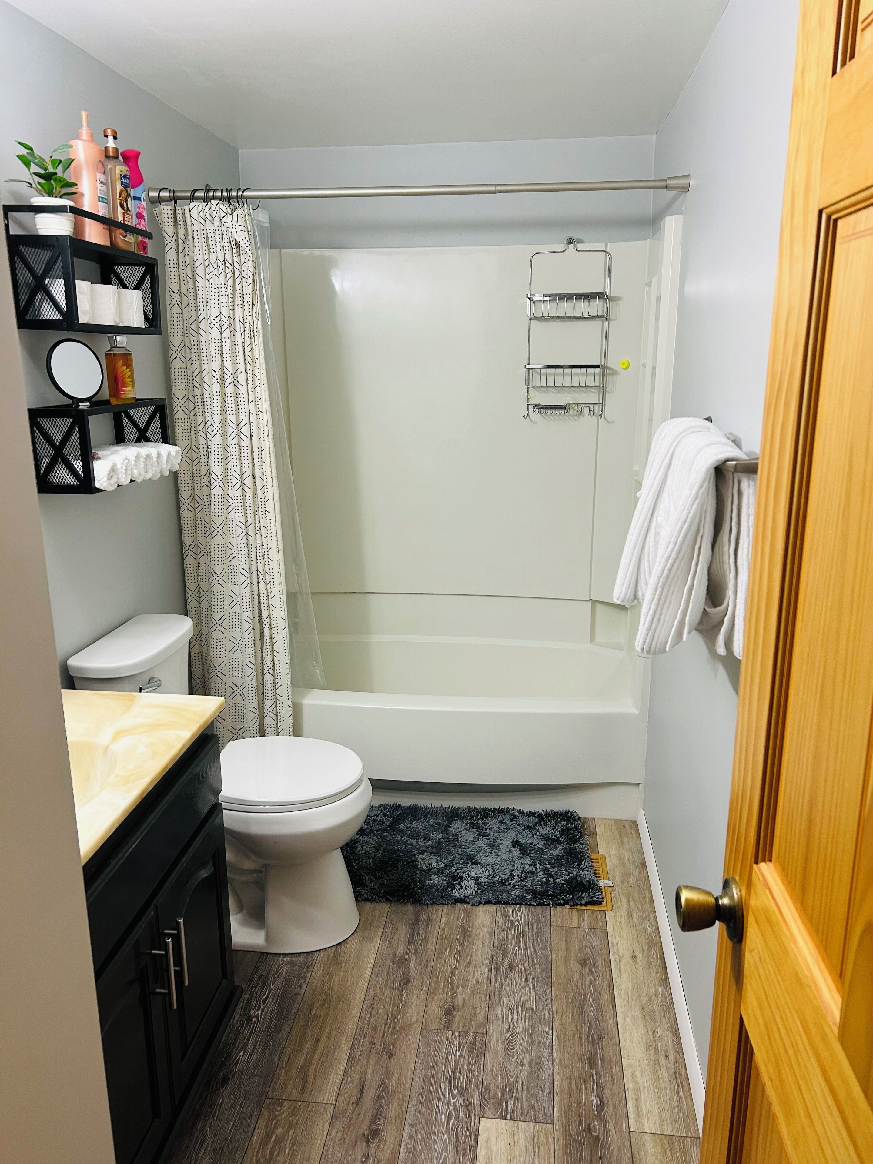 Hårtork, handdukar, tvål och schampo