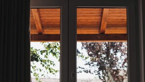 A view through a window with a wooden ceiling and a tree outside. - Country House (Serra do Bouro)
