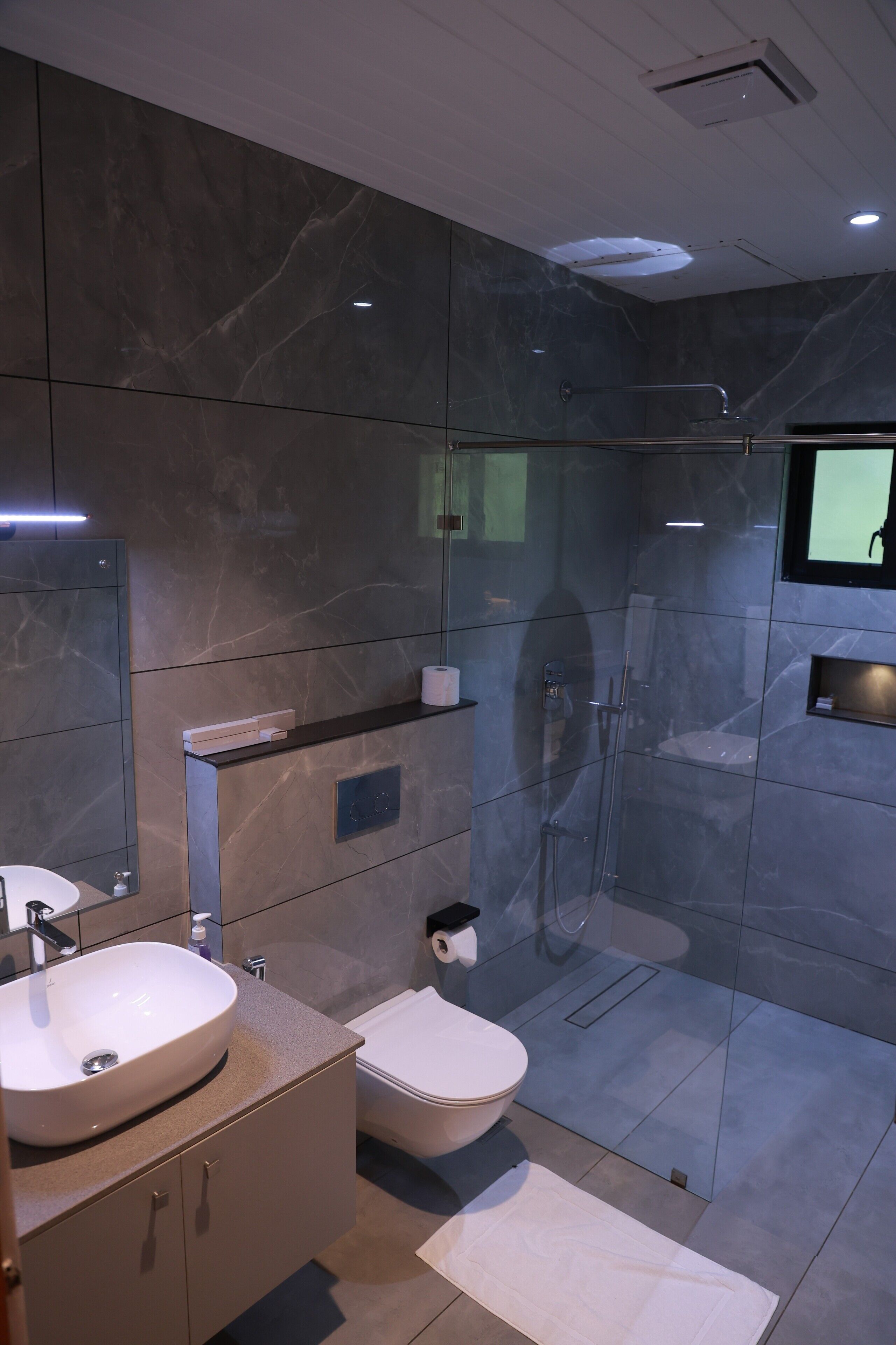 Deluxe Villa | Fürdőszoba | Zuhanyzó, ingyenes piperecikkek, törölközők és szappan