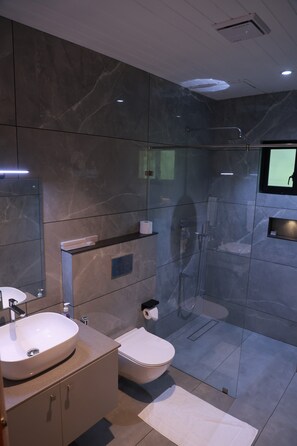 Deluxe Villa | Bathroom