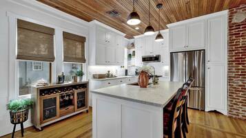 Coffee/tea maker, fridge, microwave, oven
