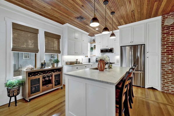 ثلاجة، ميكروويف، فرن، موقد طهي مسطح