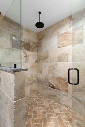 Een douche, een haardroger, handdoeken, shampoo