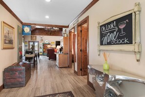 Lobby - Hill Country Guest House - Rustic getaway (Fredericksburg)