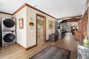 Interior - Hill Country Guest House - Rustic getaway (Fredericksburg)