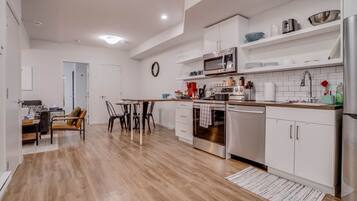 Kylskåp, mikrovågsugn, ugn och spishäll