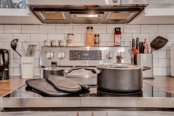 Kühlschrank, Mikrowelle, Ofen, Herdplatte