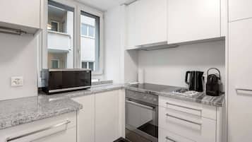 Frigorífico, microondas, horno y placa de cocina