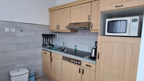 Kühlschrank, Mikrowelle, Herdplatte, Geschirrspüler