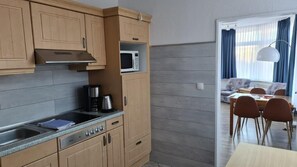 Kühlschrank, Mikrowelle, Herdplatte, Geschirrspüler